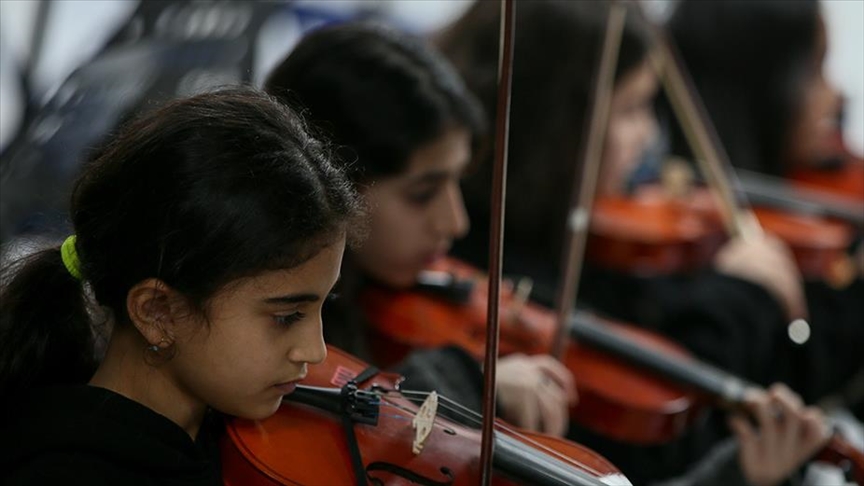 Dar gelirli ailelerin çocukları 'Barış Orkestrası'nda duayenlerle sahne alıyor
