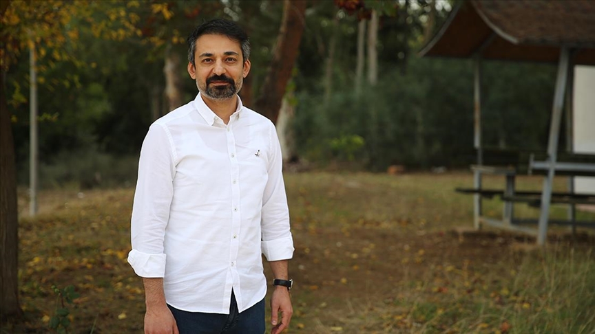 Seslendirme sanatçısı Mehmet Şelli, sesiyle dünyaya açıldı