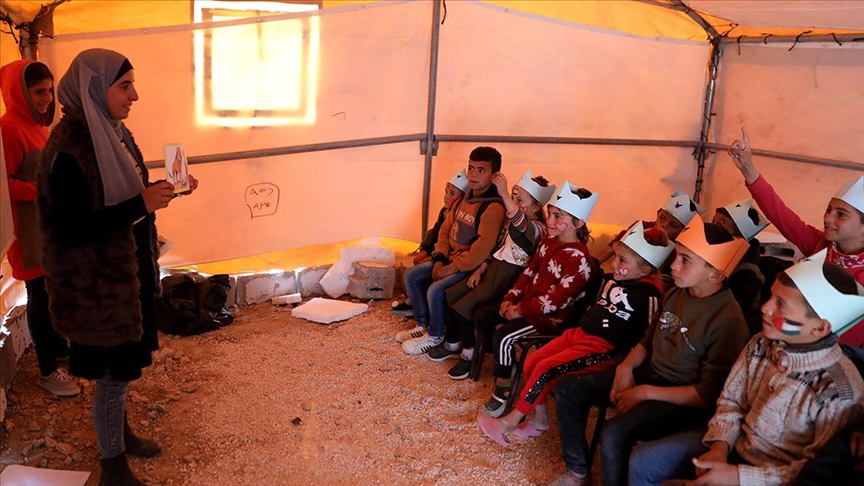 فلسطينيون يتحدون هدم الاحتلال لمدرستهم بخيمة تعليمية (تقرير)