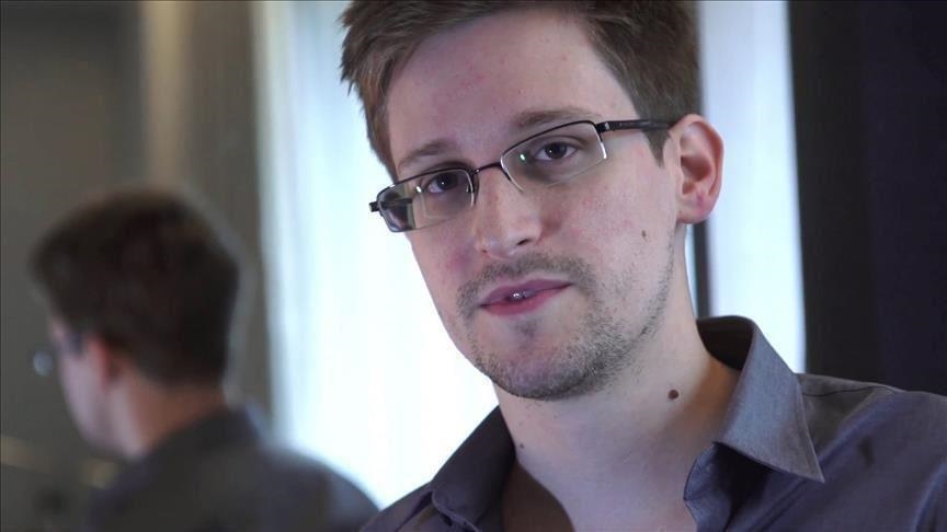 US whistleblower Edward Snowden takes oath as Russian citizen