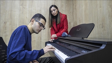 Otizmli Abdullah tek elle çaldığı piyanoyu rehabilitasyon merkezinde aldığı eğitimle ilerletiyor 