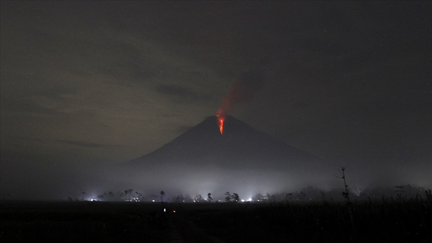 Endonezya'da Semeru Yanardağı'nın faaliyete geçmesi üzerine yaklaşık 2 bin kişi tahliye edildi