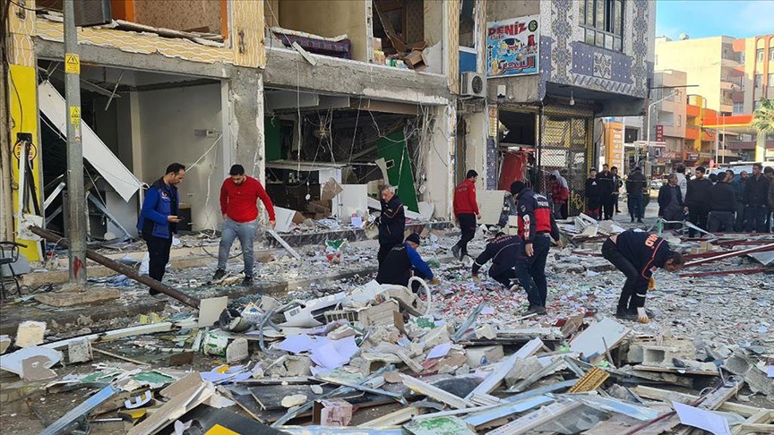 Şanlıurfa'da apartmanın zemin katında meydana gelen patlamada 6 kişi yaralandı