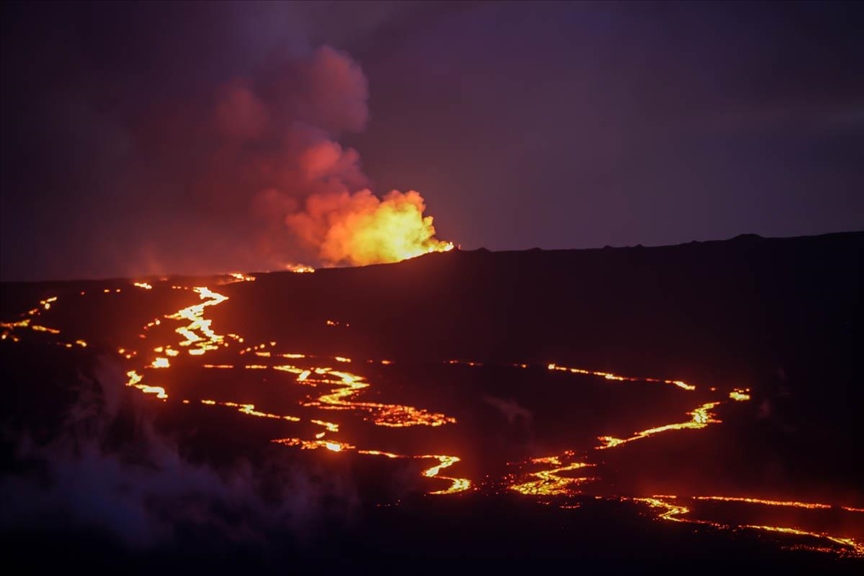 Ерупцијата на најголемиот активен вулкан на светот го привлекува вниманието на посетителите на Хаваи