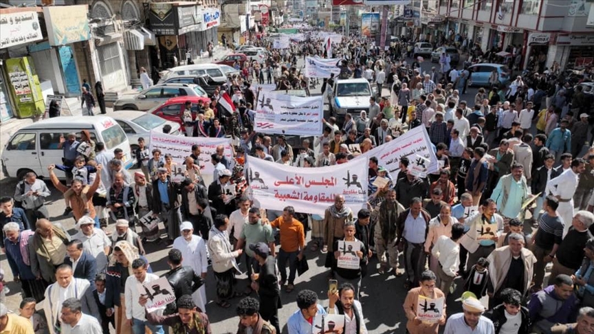 آلاف اليمنيين في تعز يطالبون بتسخير الإمكانات لمواجهة الحوثيين