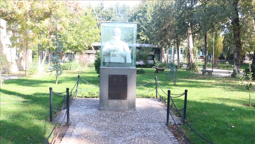 Şiirleri kadar bilim dünyasına katkılarıyla da iz bırakan şair Ömer Hayyam