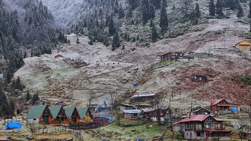 Rize'nin yüksek kesimlerine kar yağdı