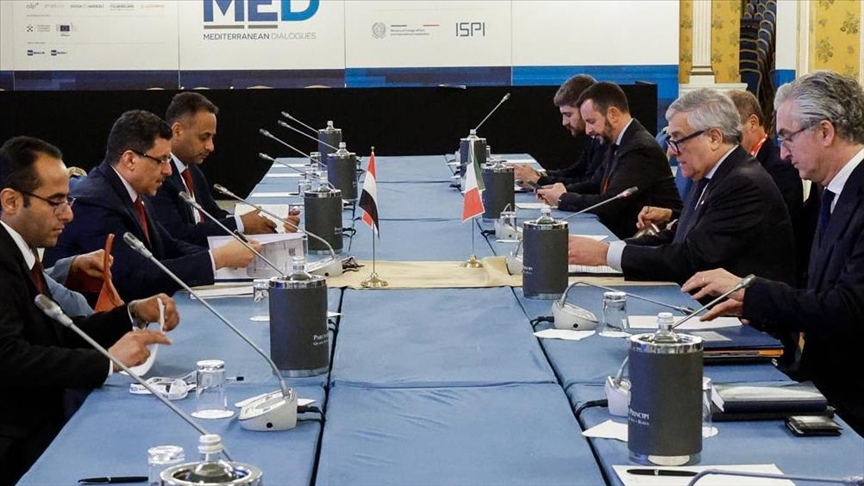 بن مبارك ونظيره الإيطالي يبحثان مستجدات أوضاع اليمن