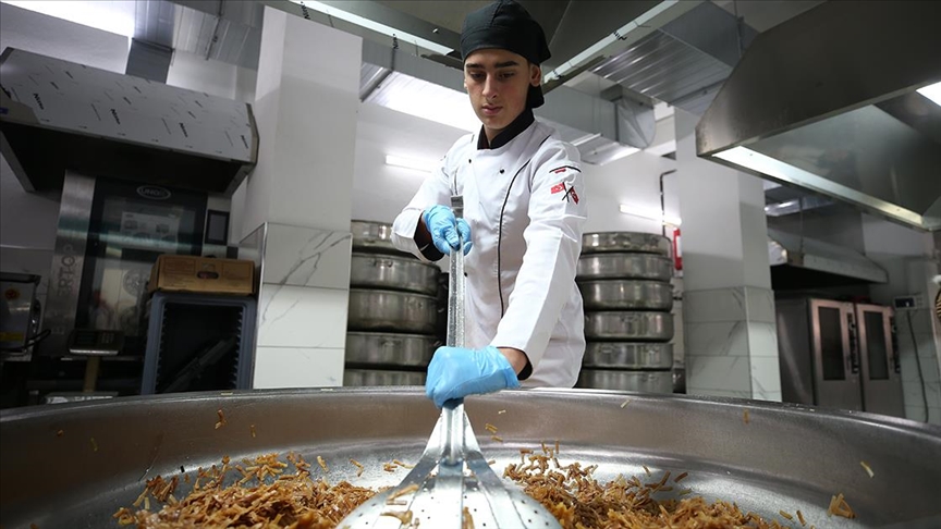 Meslek lisesindeki aşçı adayları binlerce öğrenciye yemek hazırlıyor 