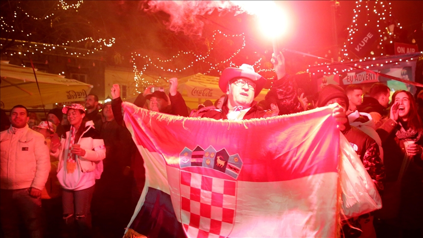 Slavlje i bakljada na ulicama Zagreba nakon plasmana Hrvatske u četvrtfinale Mundijala