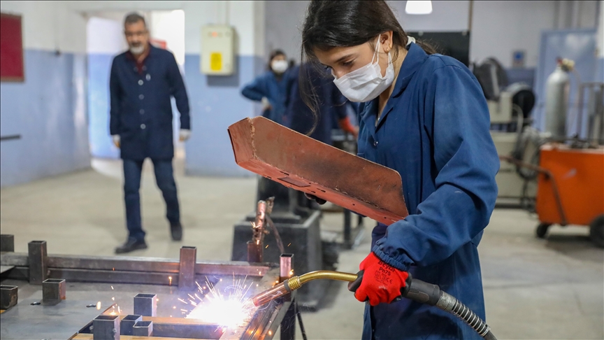 Meslek liseliler arı gibi üretti, ciro 700 bin liradan 6,1 milyon liraya yükseldi