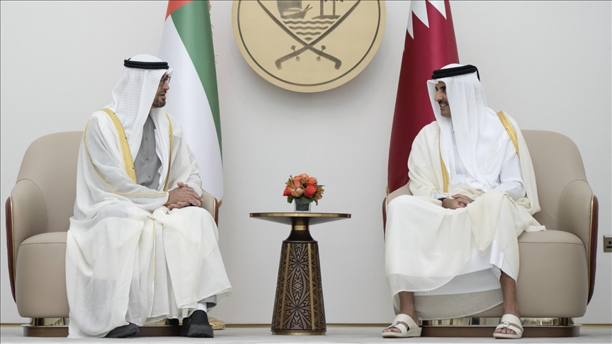 رئيس الإمارات يصل قطر في زيارة رسمية