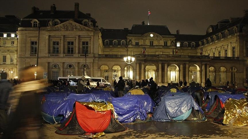 Дети-мигранты без сопровождения в Париже требуют защиты своих прав