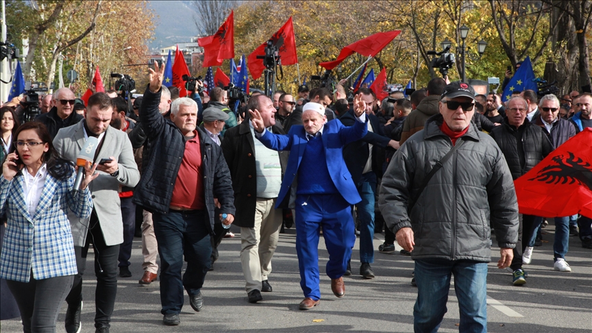 Arnavutluk'ta muhalefet partileri ve destekçileri protesto düzenledi