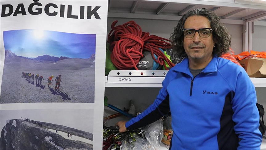Cumhuriyetin 100. yılında Everest'te Türk bayrağını taşıyacak dağcılar destek bekliyor