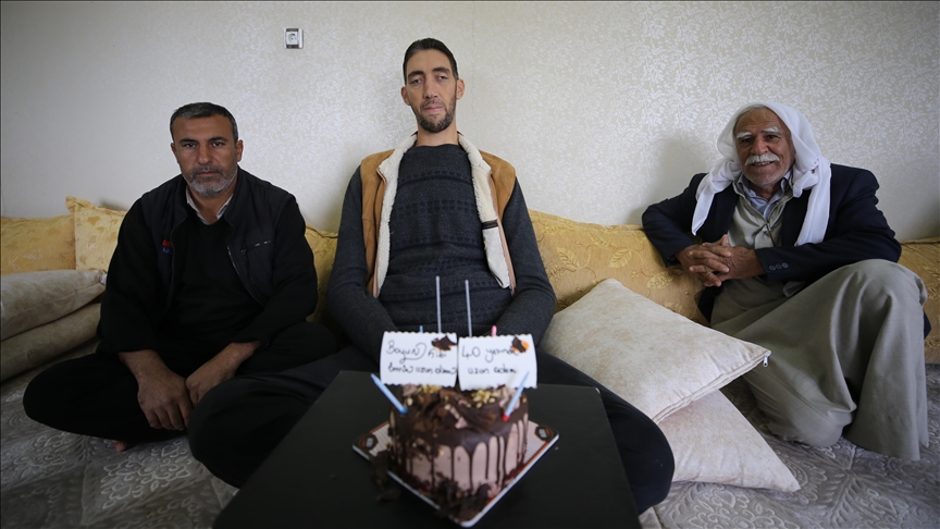 Mirazê "zilamê herî dirêj ê dinyayê" ew e ku bibe xwedî wesayîteke li gor bejna wî hatibe çêkirin