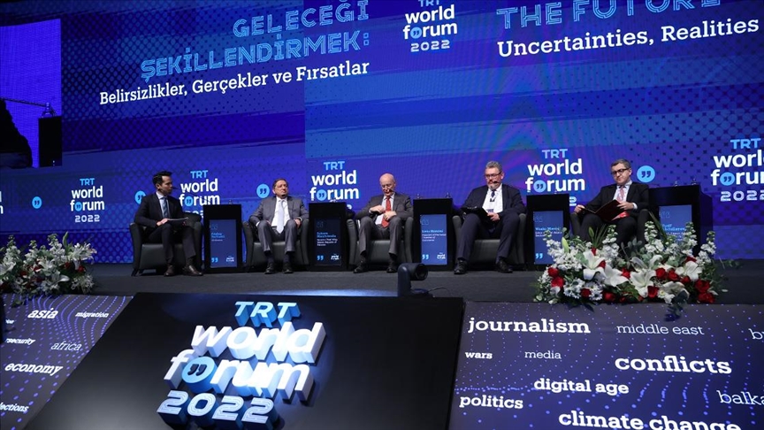 TRT World Forum 2022'de 'Resesyon ve Stagflasyon Arasında: Dünya Ekonomisi Dönüm Noktasında' paneli düzenlendi