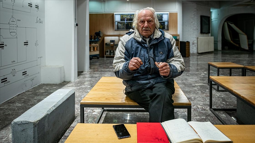 88 yaşındaki Karadağlı Radulovic ilk kez üniversitede okumanın heyecanını yaşıyor