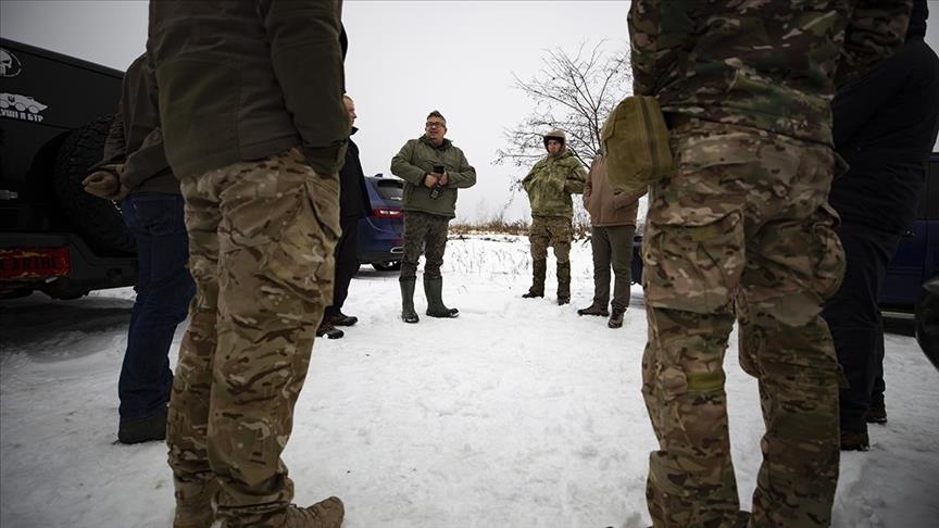 Украинских военных на фронте обучают вождению по бездорожью в сложных погодных условиях