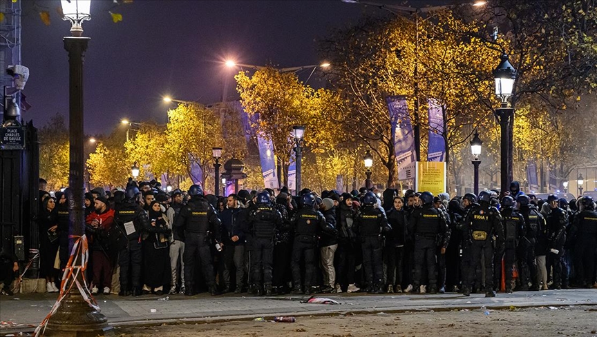Portekiz'e karşı zaferlerini kutlayan Fas taraftarlarına Fransız polisinden müdahale