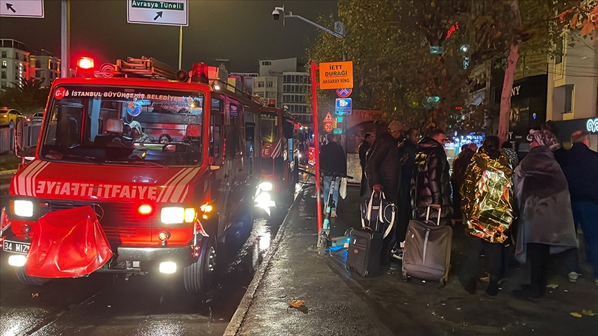 Fatih'te 6 katlı otelde çıkan yangın