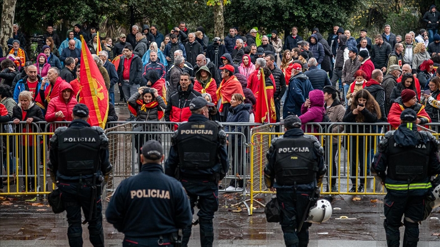 Crna Gora: Počeo protest u Podgorici, jake policijske snage obezbjeđuju zgradu Skupštine