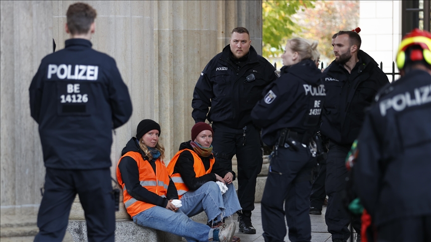 German climate raids: Police conduct nationwide searches against