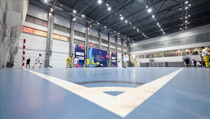 В Бишкеке стартовал футбольный турнир «Мурас» с участием президента