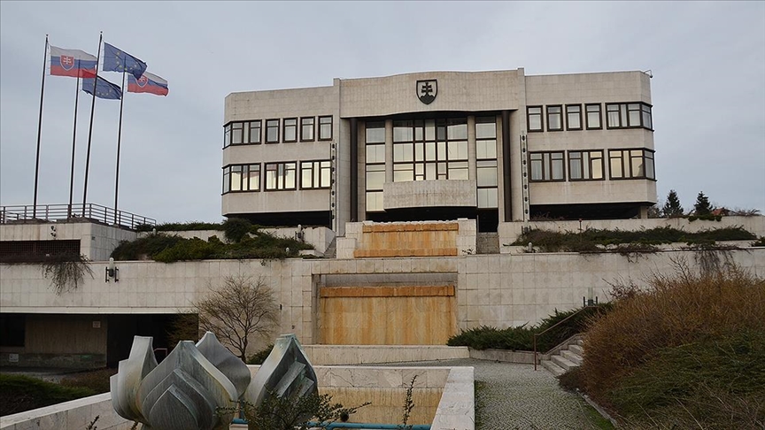 Slovakya'da "güvensizlik oylamasını" kaybeden azınlık hükümeti düştü