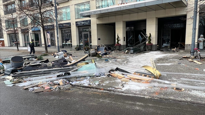 Giant aquarium explodes in Berlin’s luxury hotel
