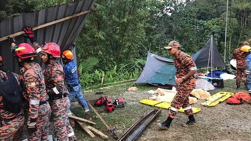 Malezya'da toprak kayması nedeniyle 16 kişi öldü