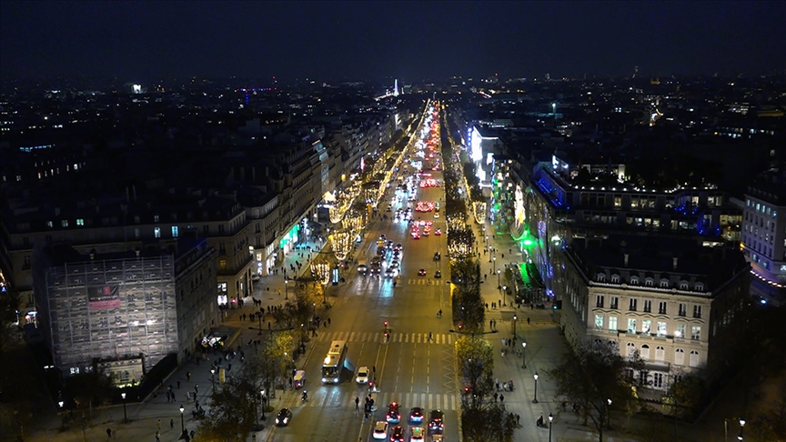 Paris'in turistik caddesi Şanzelize, Fransa-Arjantin final maçı için trafiğe kapatılacak