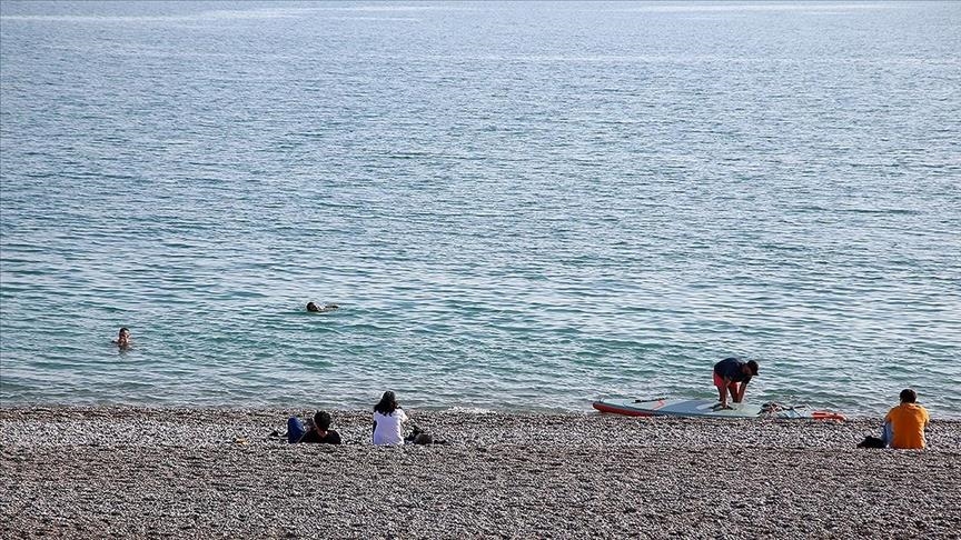 تركيا.. مواطنون وسياح يستمتعون بالطقس المشمس في شواطئ أنطاليا