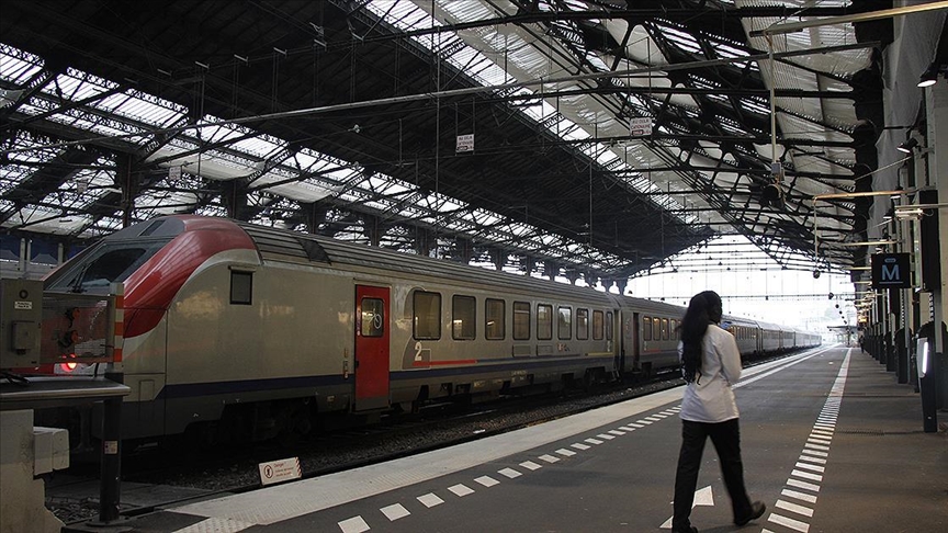 Strike at French national railway to continue through holidays