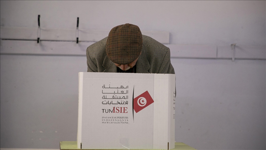 Tunus’ta erken genel seçimler için oy verme işlemi başladı
