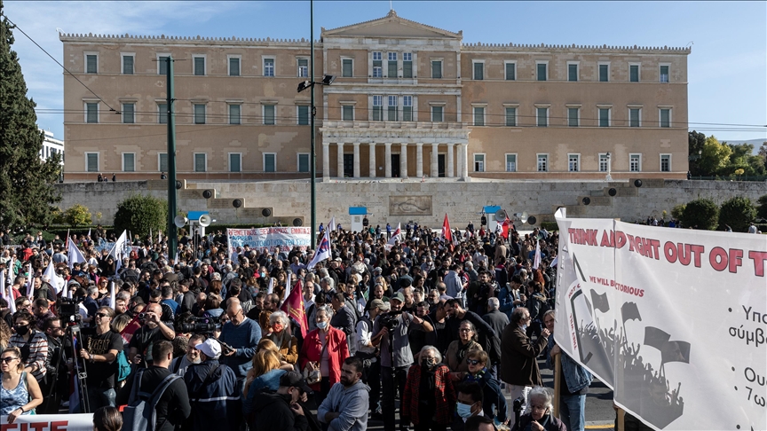 Greek protesters demand higher wages