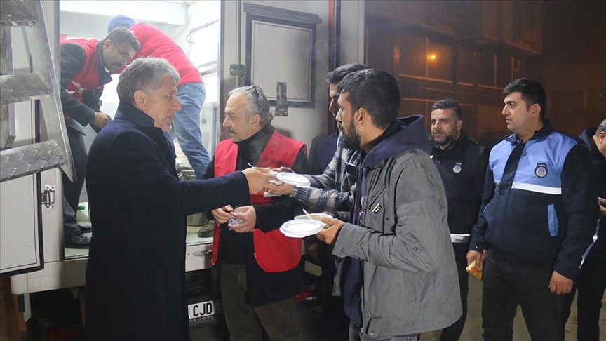 Hatay'da deprem sonrası evlerine giremeyen vatandaşlara çorba dağıtıldı