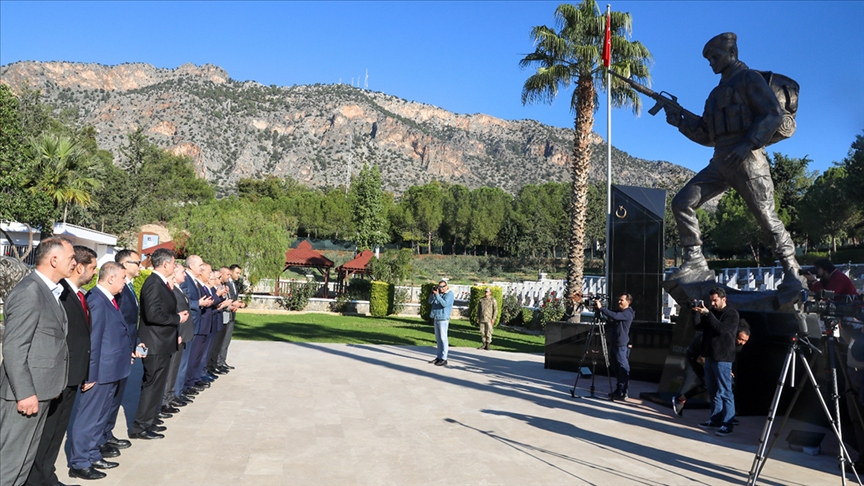 AK Parti Genel Başkanvekili Kurtulmuş'tan, KKTC'deki Boğaz Şehitliği'ni ziyaret