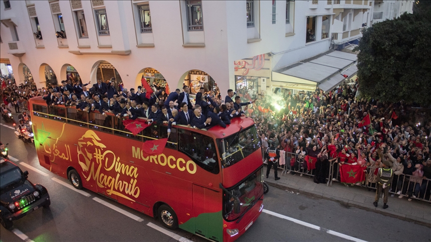 مئات الآلاف يستقبلون المنتخب المغربي بعد الإنجاز التاريخي بالمونديال