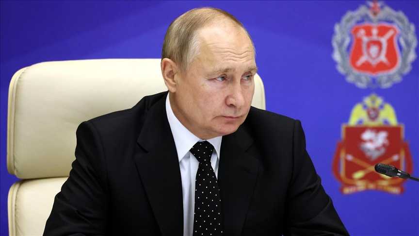 Putin urges intelligence services to stay vigilant to foil foreign spy agencies