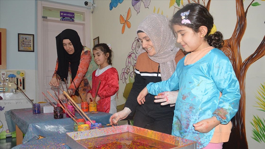 Anaokulu öğrencileri Sakarya'daki köy yaşam merkezlerinde ebru sanatını öğreniyor