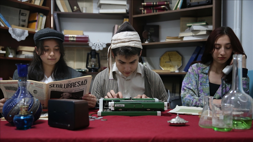 Roman kahramanları ve mekanları okul koridorlarında hayat buluyor