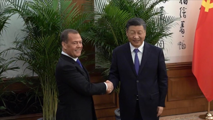 El expresidente de Rusia se reúne con el presidente de China en Pekín