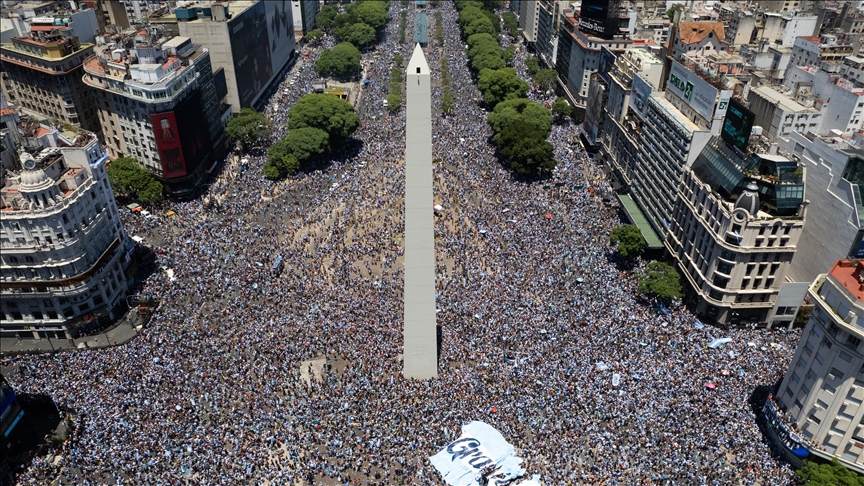 Milyonlarca Arjantinliyi sokağa döken Arjantin Milli Takımı'nın zafer turu yarım kaldı