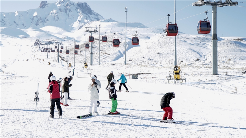 Erciyes Kış Sporları ve Turizm Merkezi'nde kayak sezonu başladı