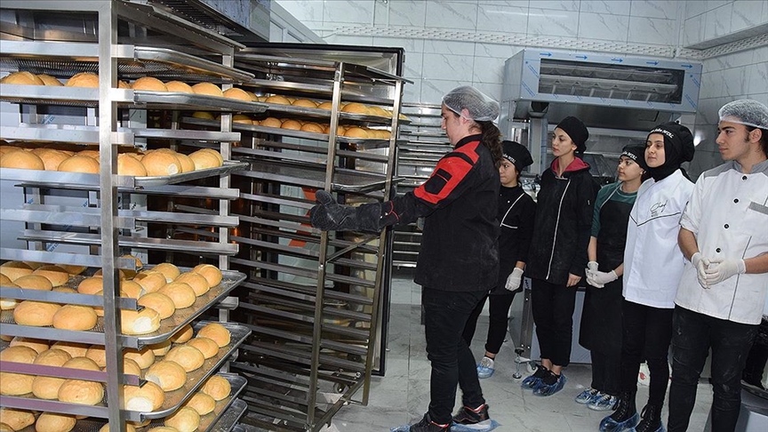 Bilecik'te meslek lisesi öğrencileri günde 10 bin ekmek üretiyor