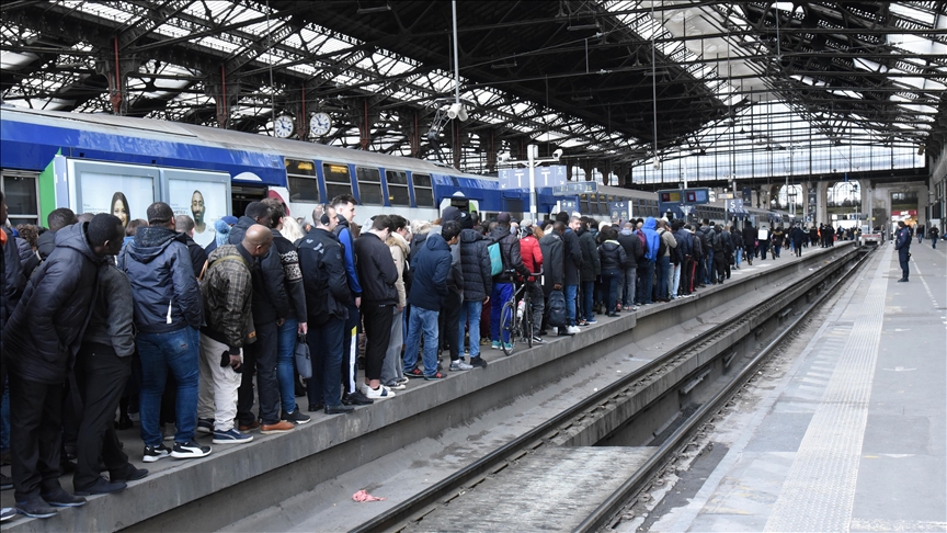 French railway workers withdraw strike notice for New Year