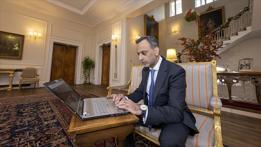 İngiltere'nin Ankara Büyükelçiliği Maslahatgüzarı Sharma "Ekmek teknesi" fotoğrafına oy verdi