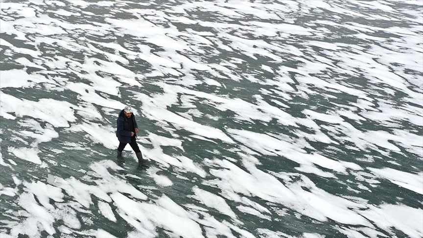 Kısmen donan Çıldır Gölü sezonun ilk ziyaretçilerini ağırladı 