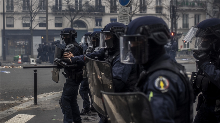 Violences de proches du PKK à Paris: 31 policiers et gendarmes blessés et 11 interpellations